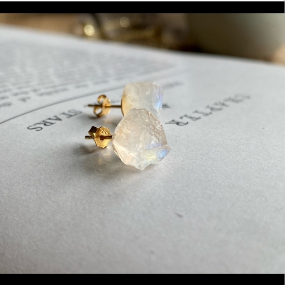 💋 2 for $20/ Raw Moonstone Gemstone Crystal Studs - Picture 4 of 9